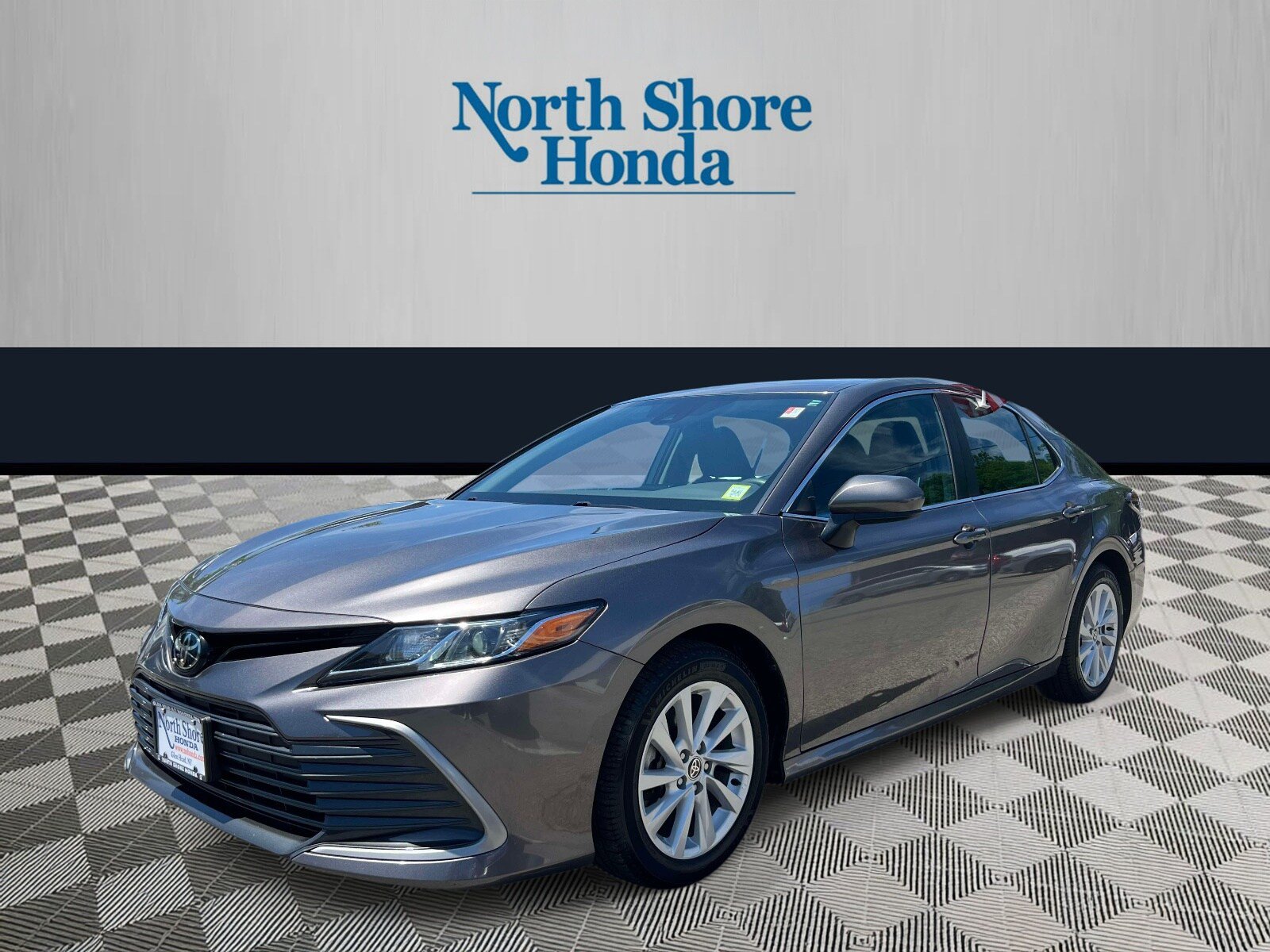 Used 2022 Toyota Camry LE AWD/4WD image 2