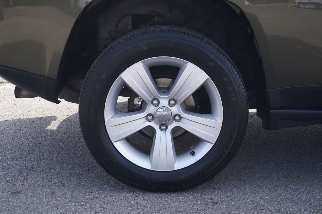 Used 2016 Jeep Compass Latitude image 12