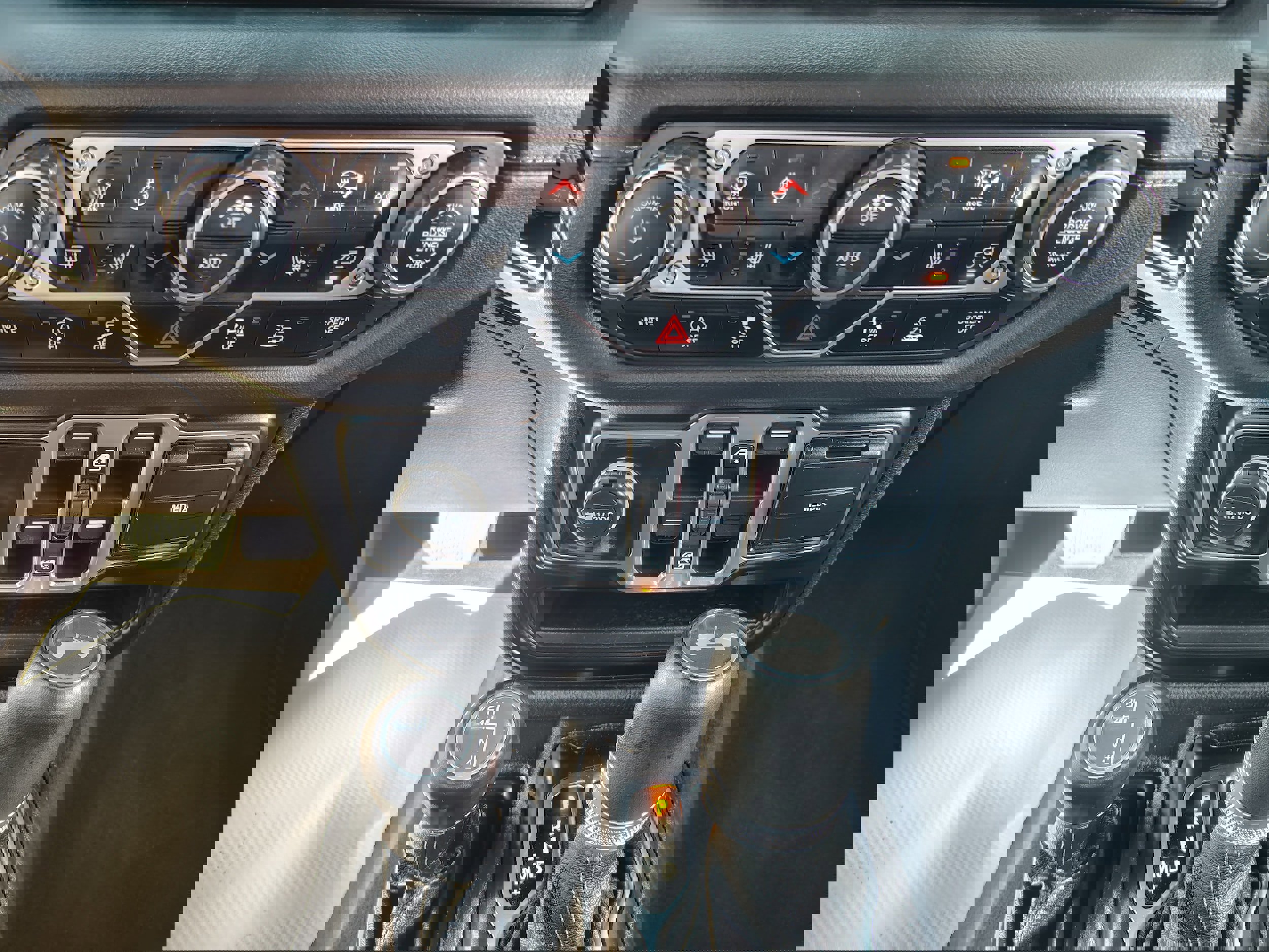 Certified 2024 Jeep Wrangler Sahara w/ Technology Group image 31