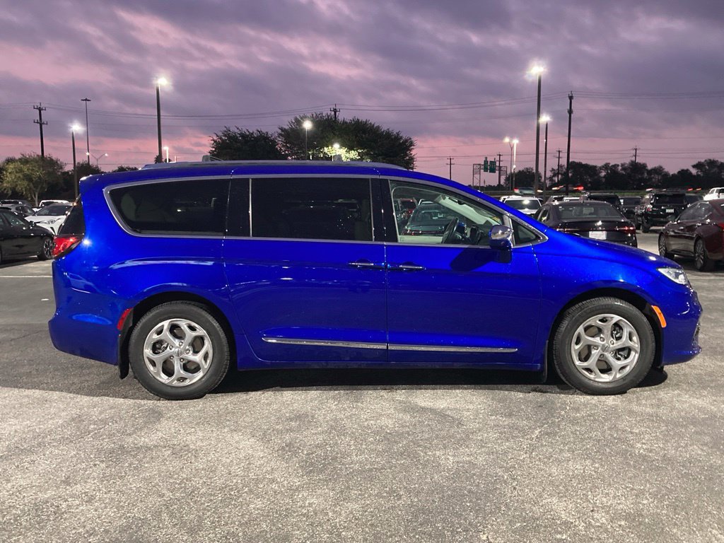 Used 2021 Chrysler Pacifica Limited FWD image 4