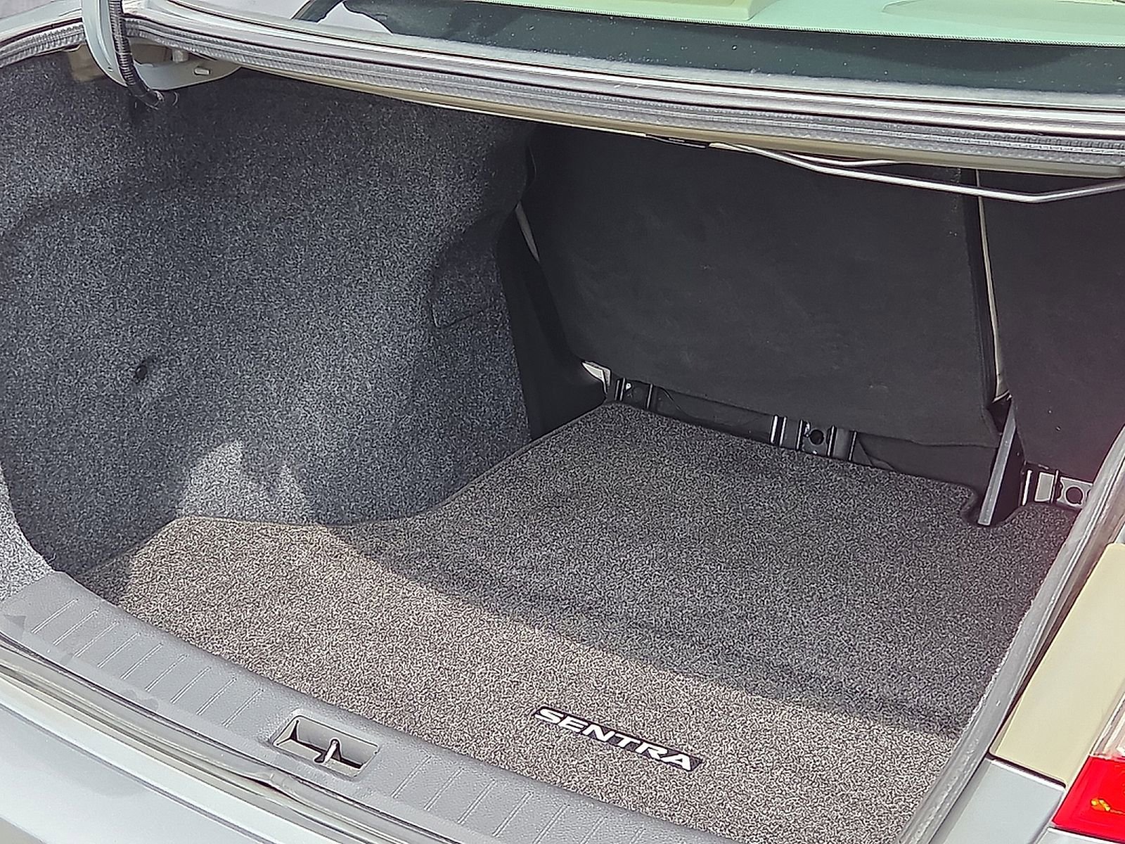 Used 2013 Nissan Sentra SL w/ Leather Pkg FWD image 9