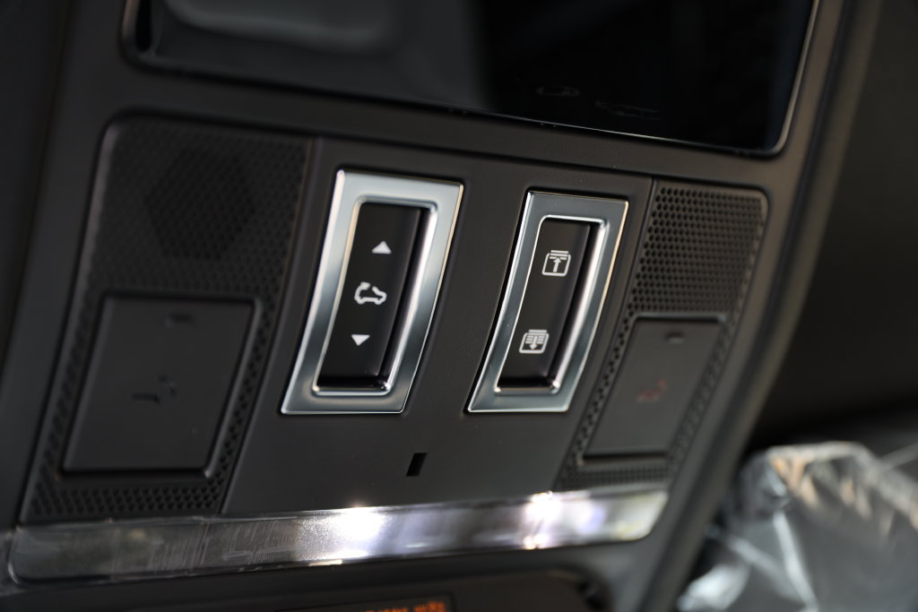 New 2026 Land Rover Defender 110 X-Dynamic SE AWD/4WD image 20
