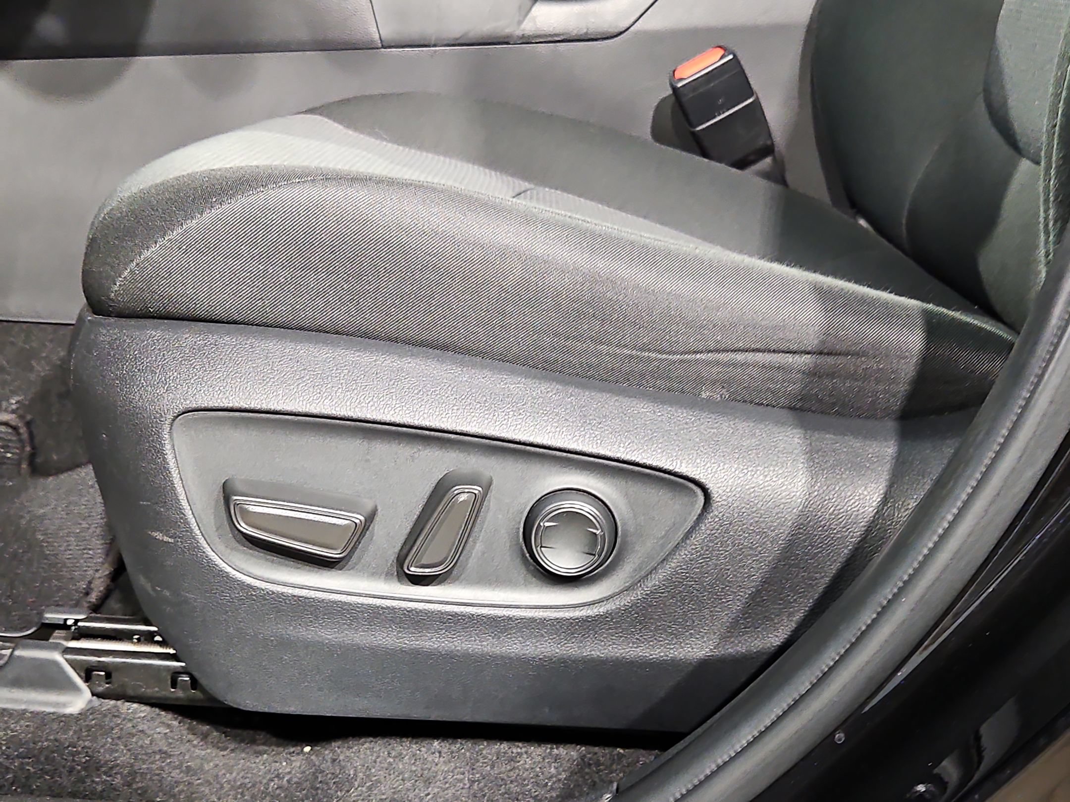 Used 2025 Toyota RAV4 XLE AWD/4WD image 23