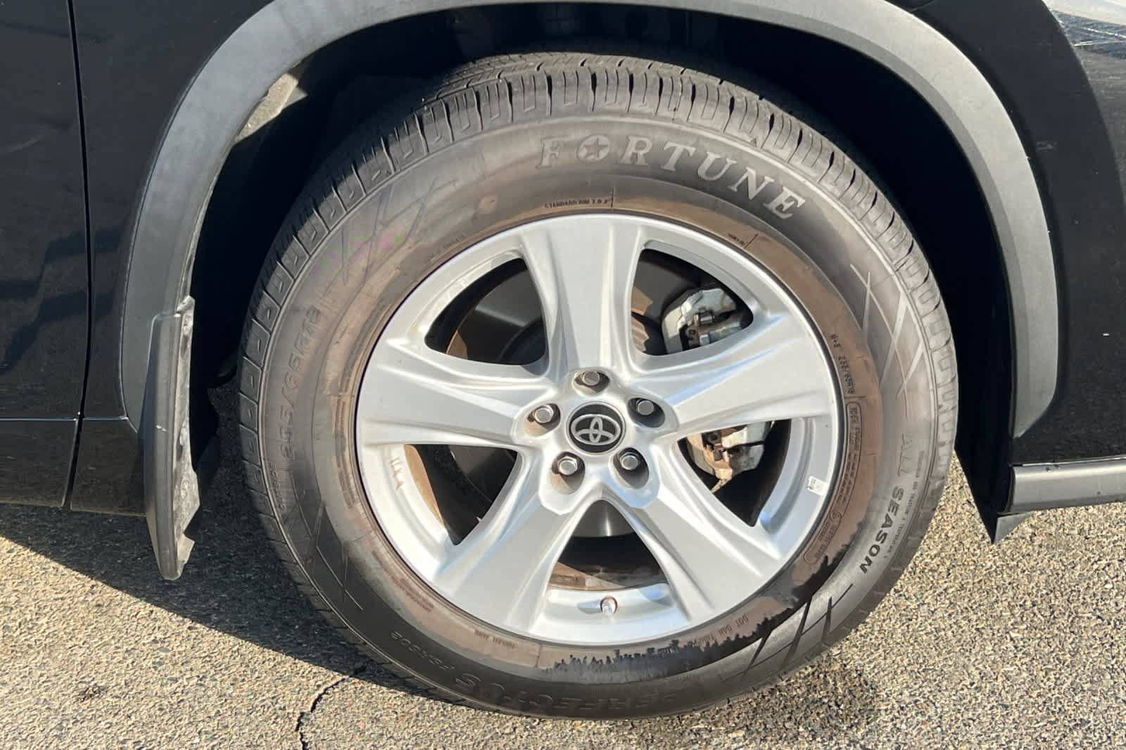 Used 2024 Toyota Highlander LE AWD/4WD image 18