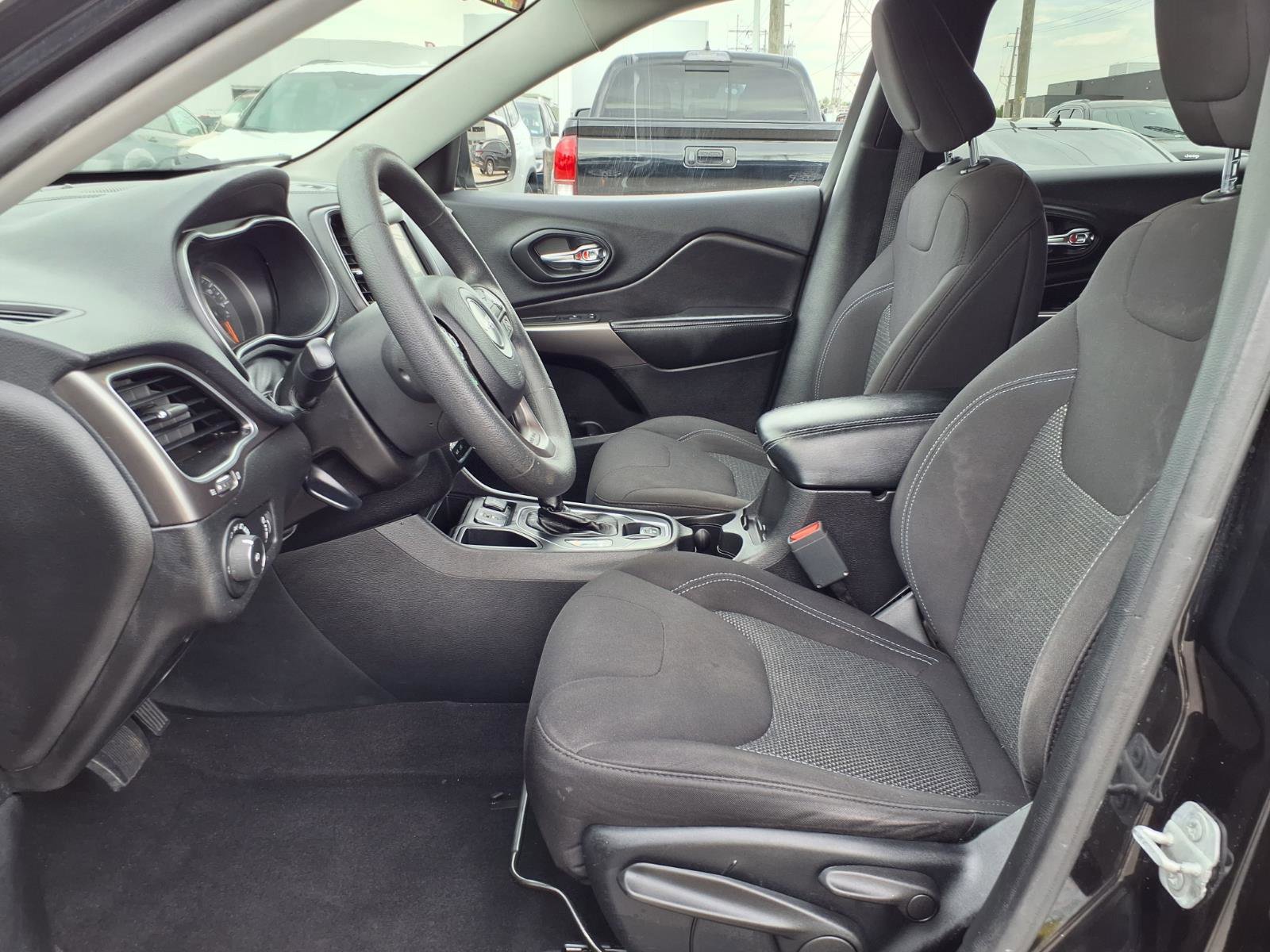 Used 2019 Jeep Cherokee Latitude w/ Popular Appearance Group FWD image 17