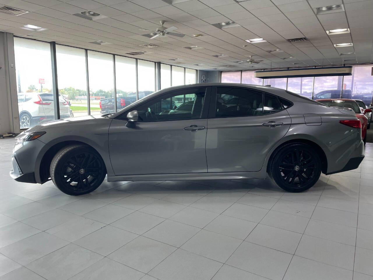 Used 2025 Toyota Camry SE image 4