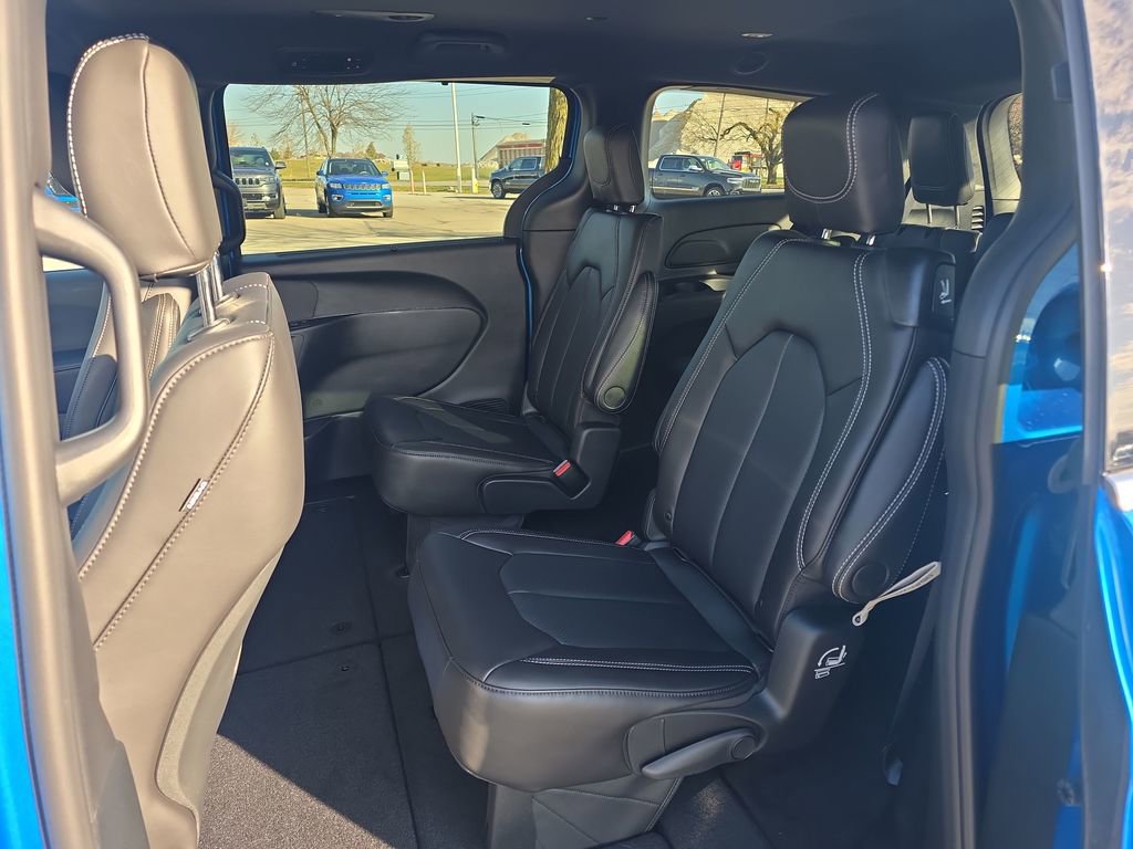 New 2026 Chrysler Pacifica Select image 9