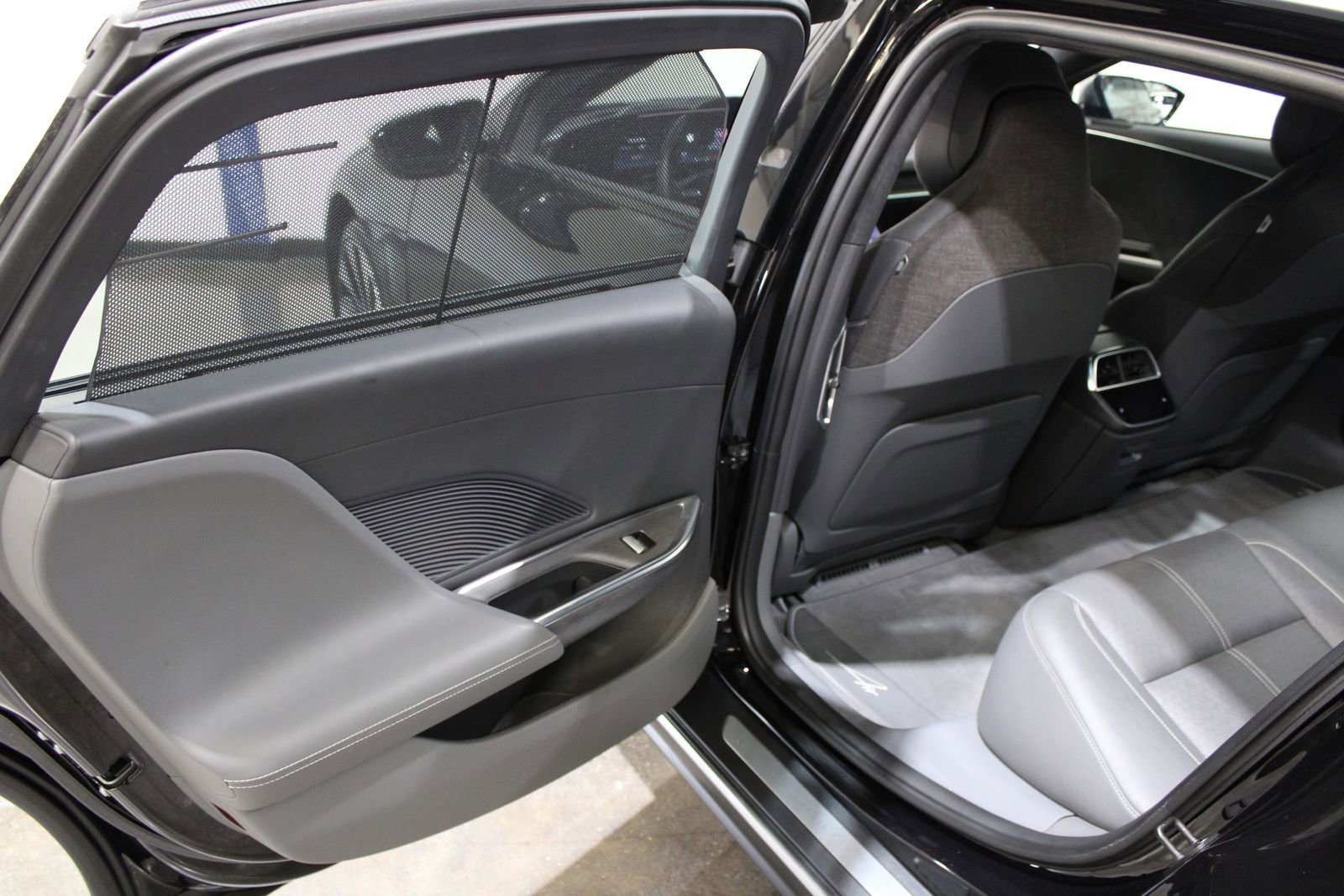 Used 2022 Lucid Air Grand Touring image 16