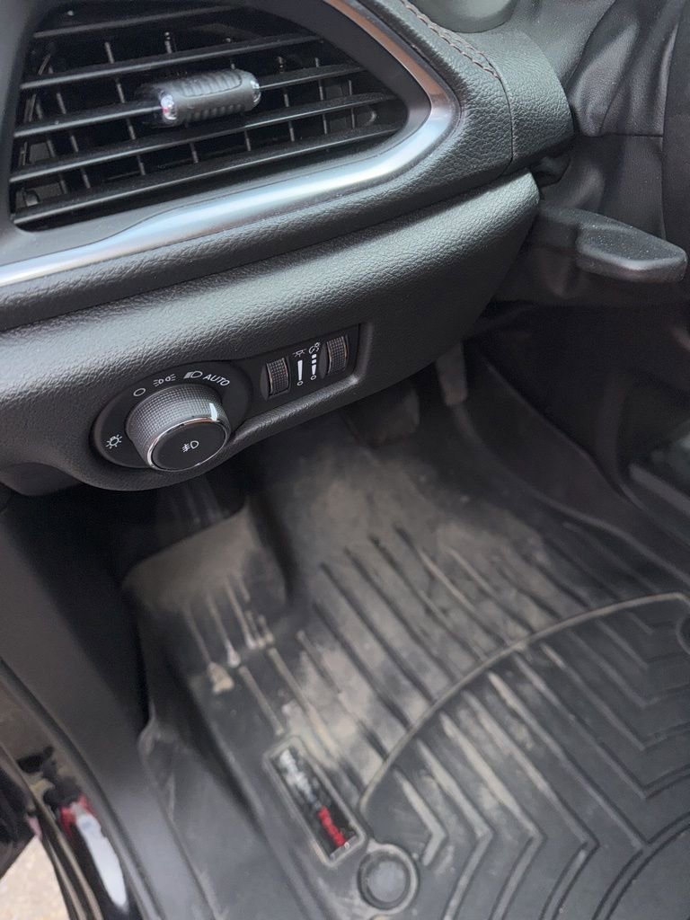 Used 2024 Chrysler Pacifica Pinnacle FWD image 11