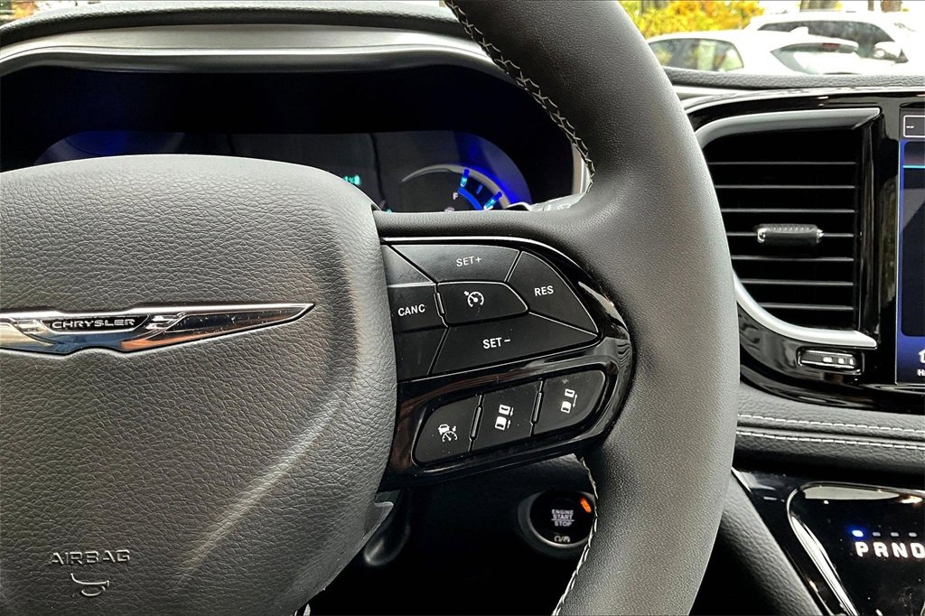 Used 2022 Chrysler Pacifica Limited w/ Uconnect Theater Family Group image 11