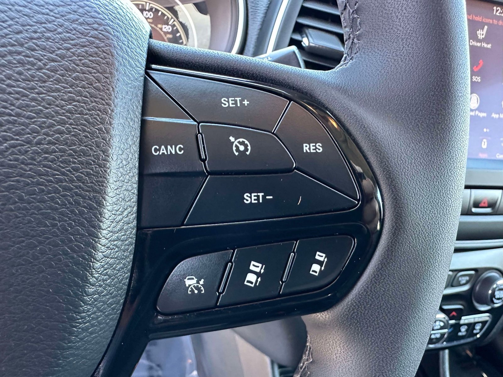 Used 2023 Jeep Cherokee Altitude Lux image 14