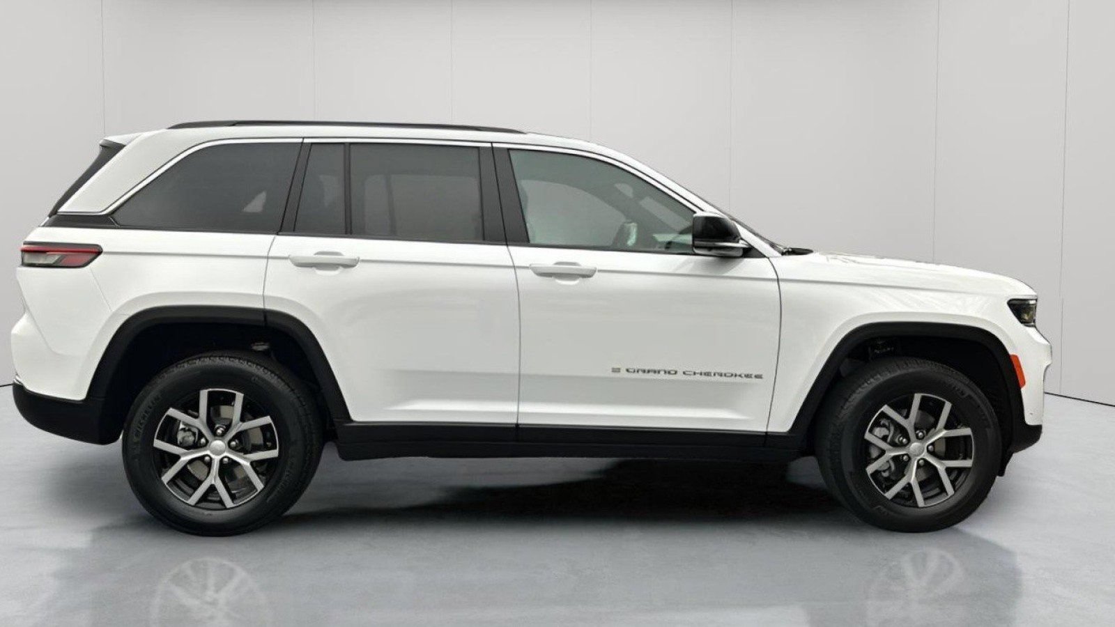 Used 2025 Jeep Grand Cherokee Limited w/ Luxury Tech Group II AWD/4WD image 4