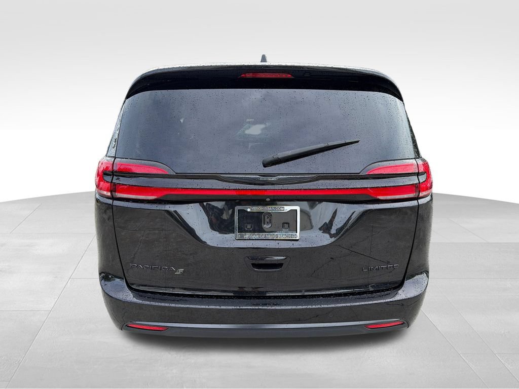Used 2022 Chrysler Pacifica Limited w/ S Appearance Package FWD image 6