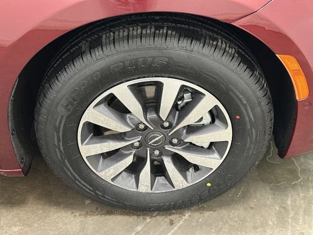 Used 2023 Chrysler Pacifica Touring-L image 5