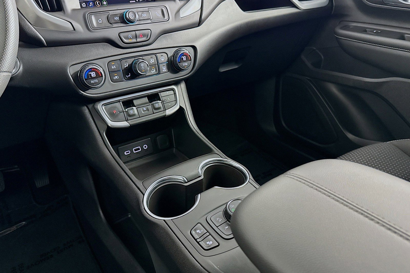 Used 2024 GMC Terrain SLE w/ Driver Convenience Package image 5