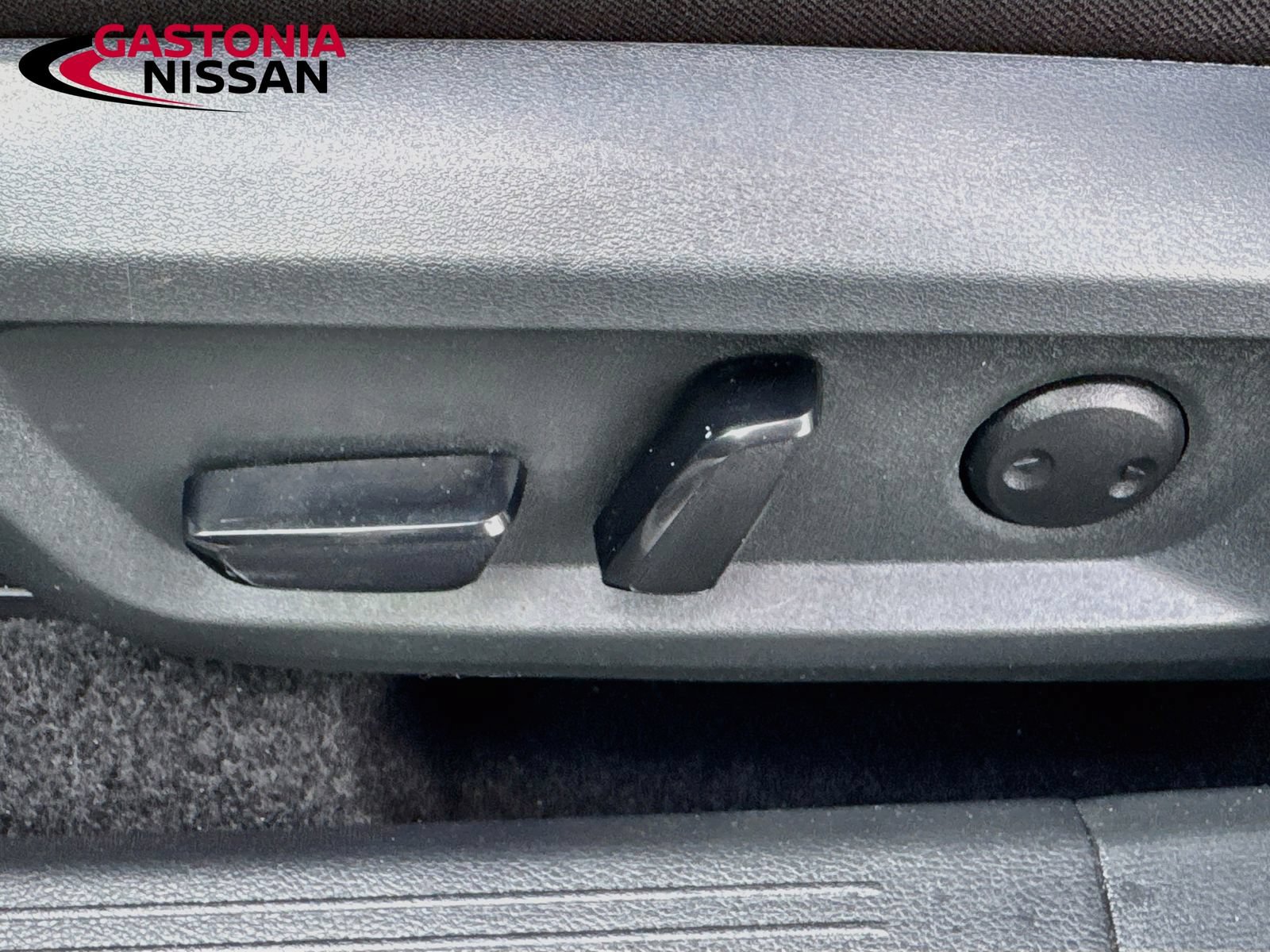 Used 2025 Nissan Rogue SV FWD image 25