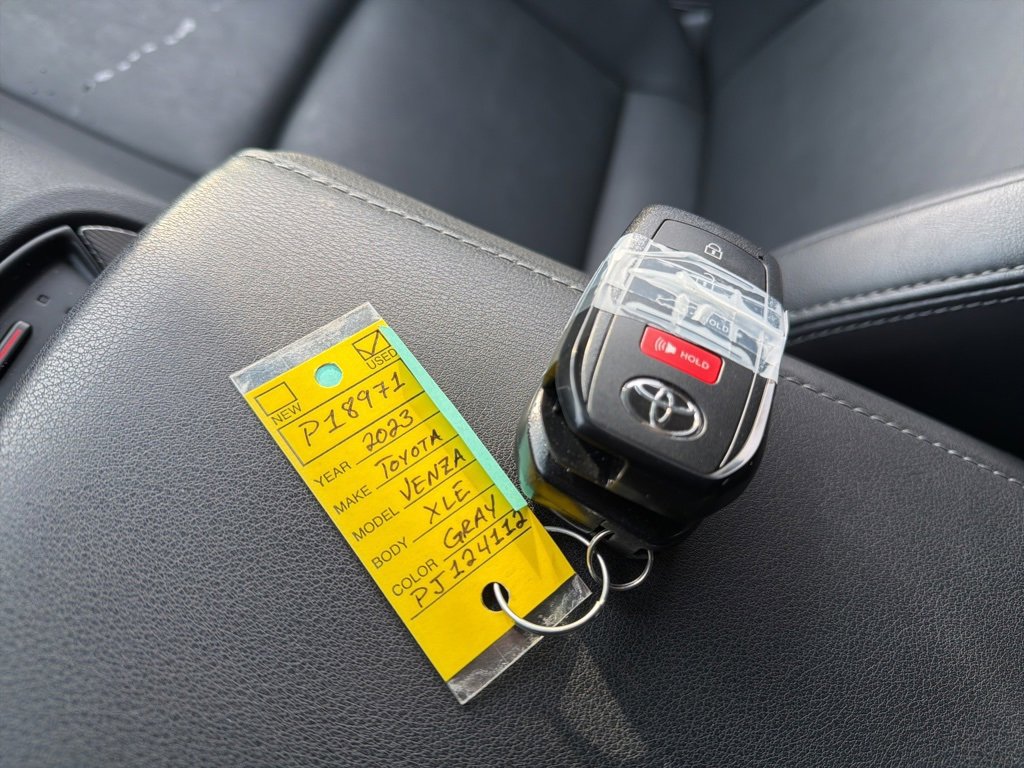 Used 2023 Toyota Venza XLE image 27