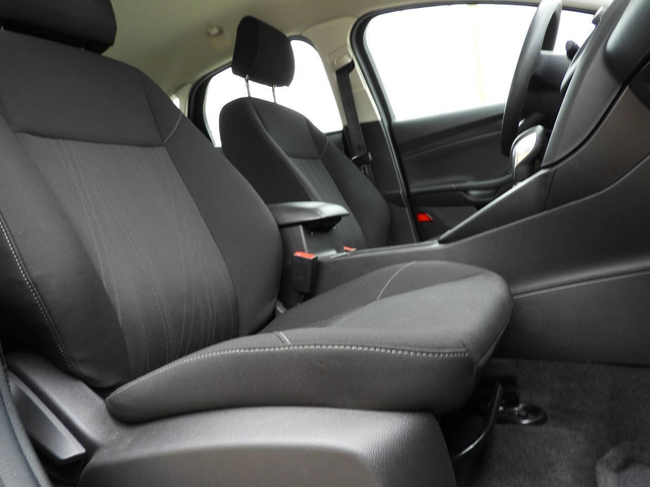 Used 2017 Ford Focus SE FWD image 31