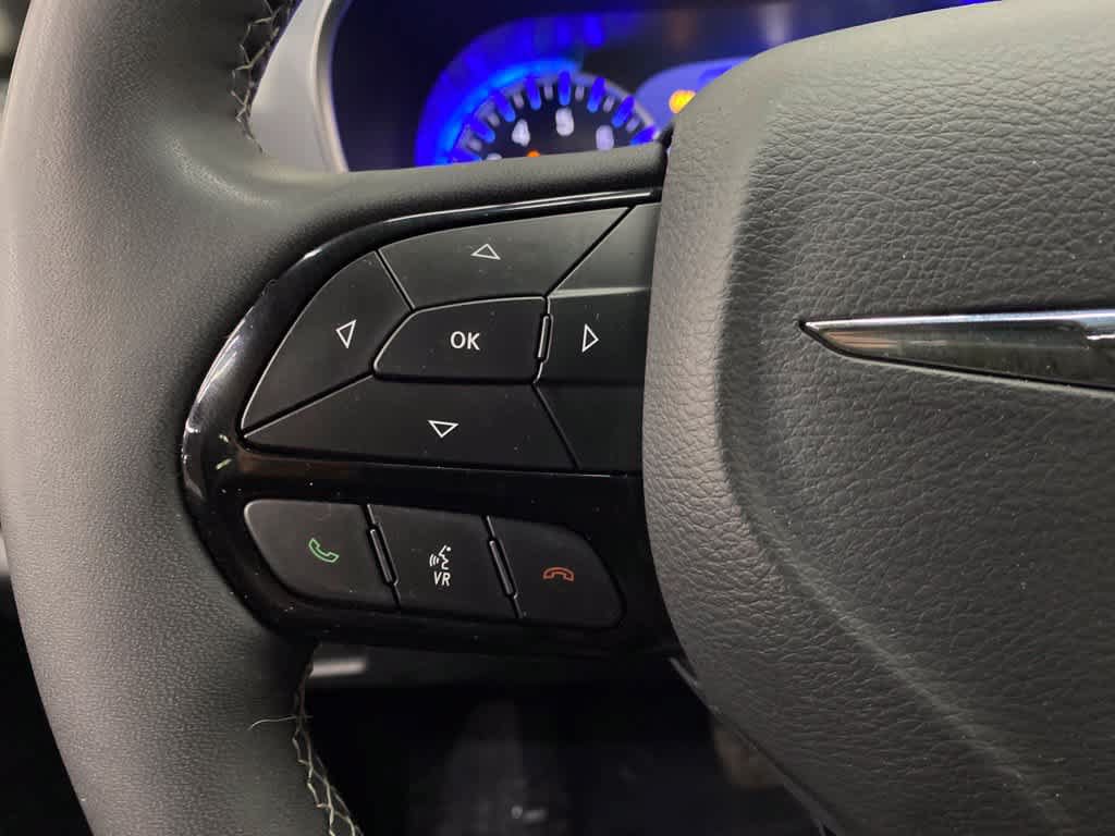 Used 2025 Chrysler Pacifica Limited FWD image 19