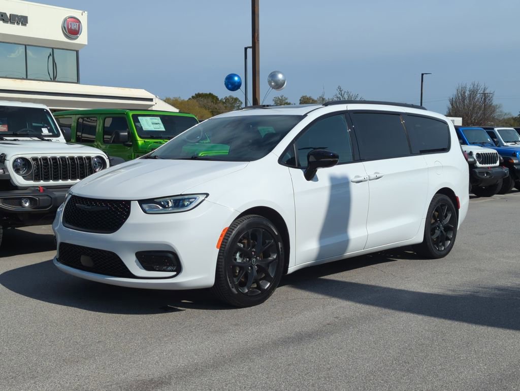 Used 2025 Chrysler Pacifica Limited image 7