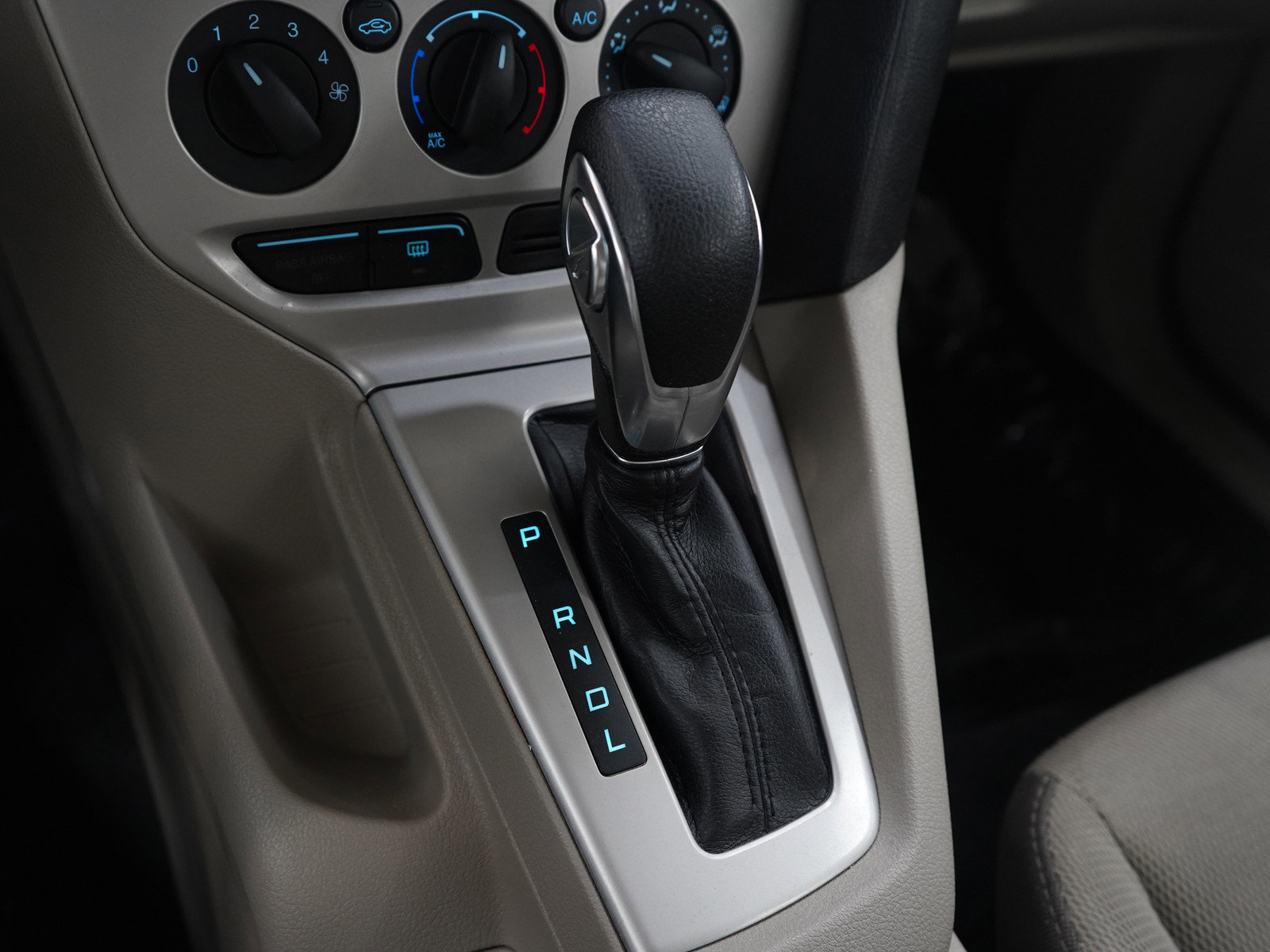 Used 2012 Ford Focus SE w/ SE Winter Pkg image 22