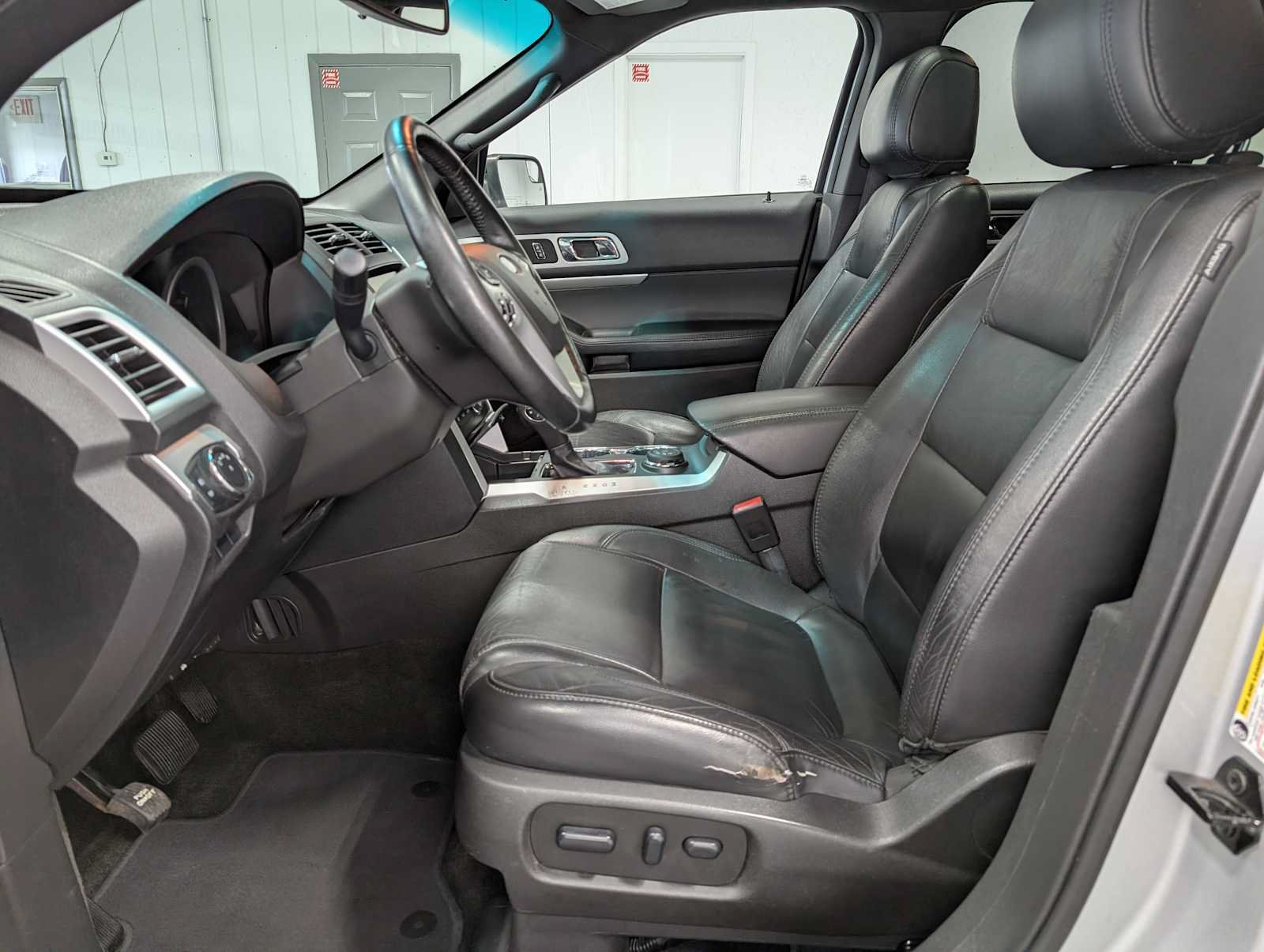 Used 2015 Ford Explorer XLT w/ Equipment Group 202B AWD/4WD image 4