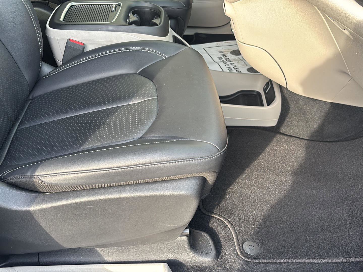 Used 2024 Chrysler Pacifica Touring-L FWD image 20