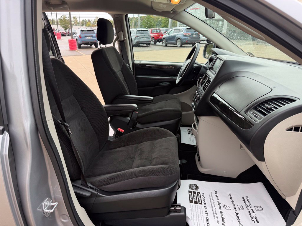 Used 2018 Dodge Grand Caravan SE FWD image 29