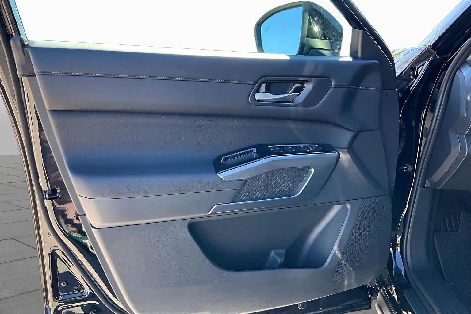 New 2026 Nissan Pathfinder SL FWD image 10