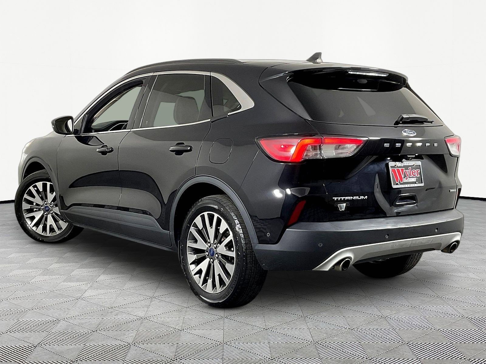 Used 2020 Ford Escape Titanium w/ Titanium Premium Package 2.0 AWD/4WD image 4