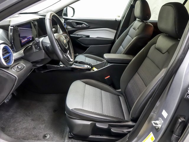 Used 2025 Chevrolet Trax LT w/ LT Convenience Package image 8
