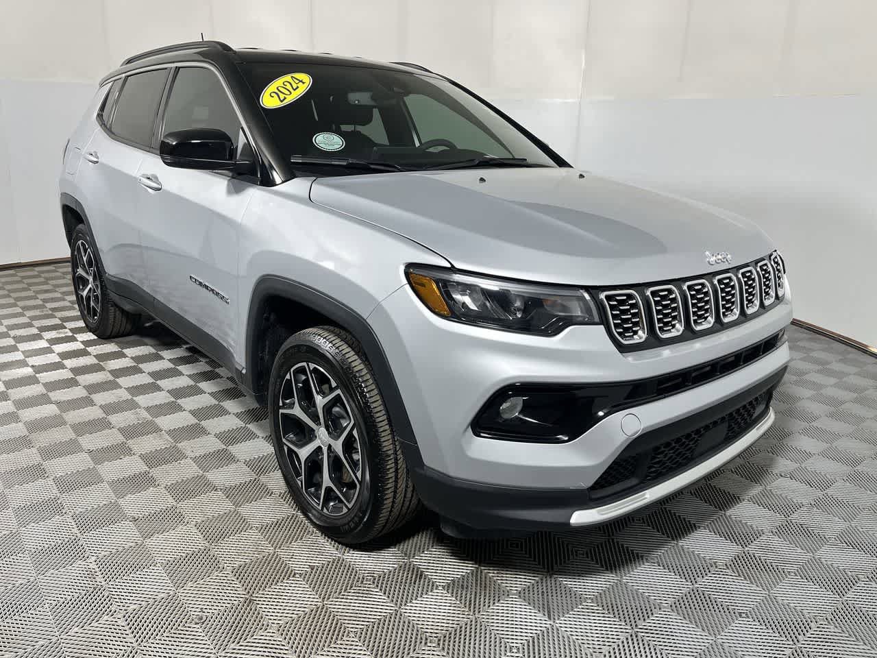 Used 2024 Jeep Compass Limited AWD/4WD image 2