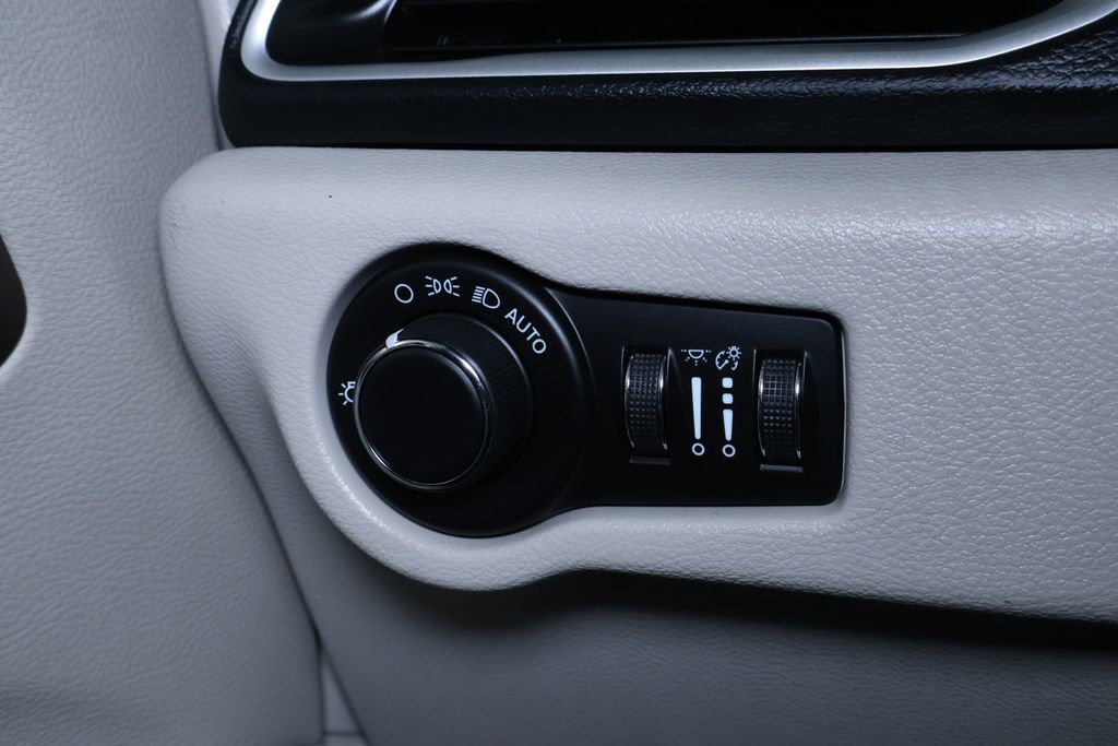 Used 2023 Chrysler Voyager LX image 26