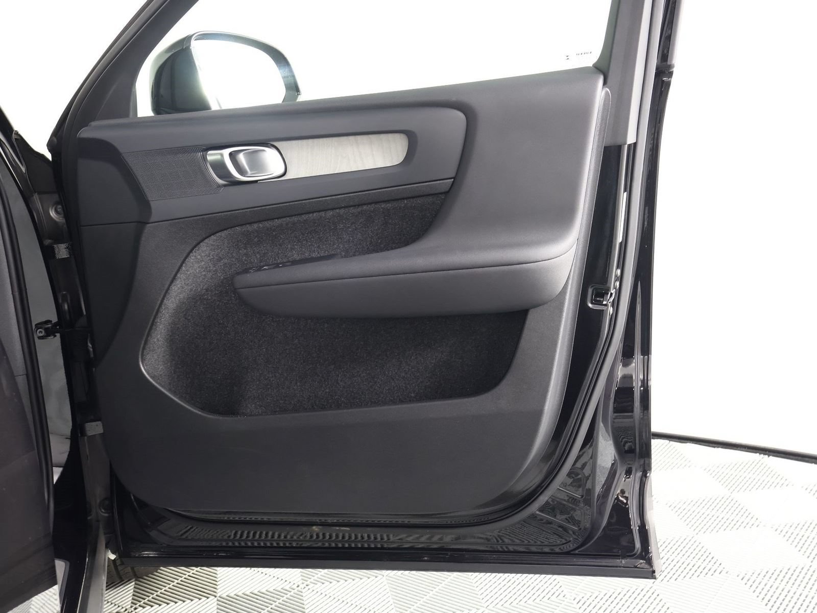 Certified 2025 Volvo XC40 B5 Plus AWD/4WD image 21