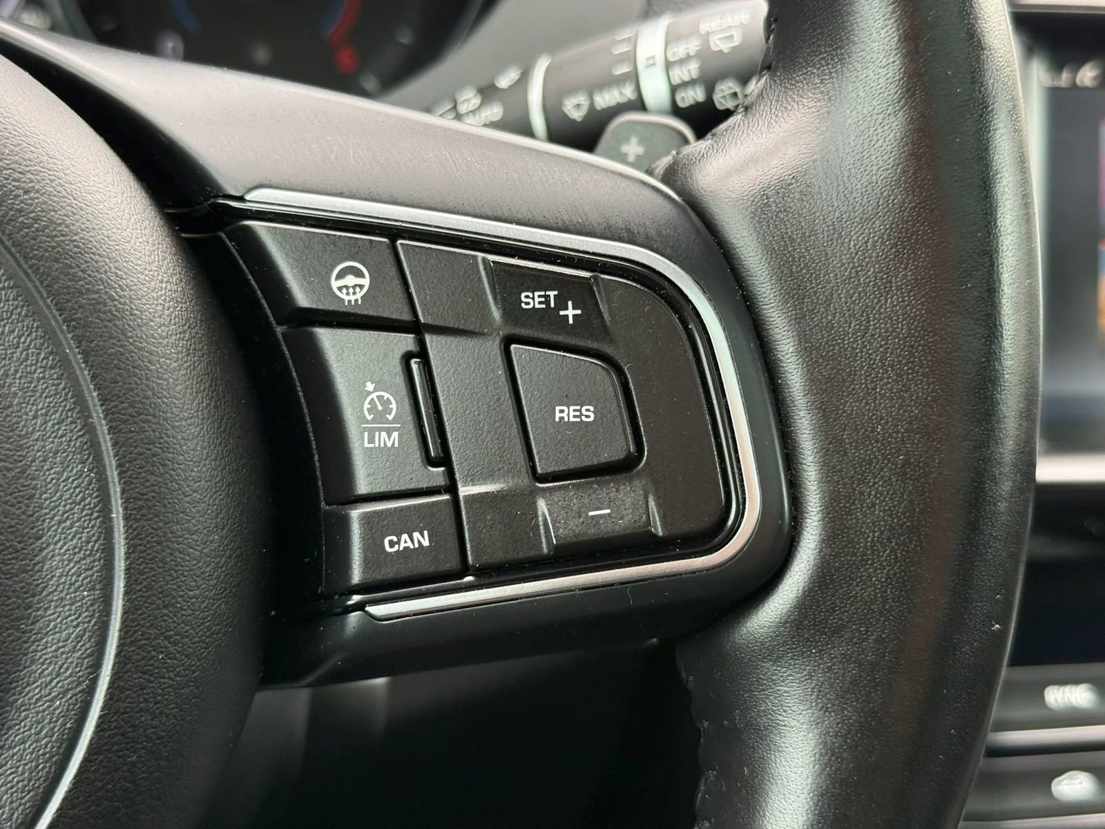 Used 2018 Jaguar F-PACE Premium AWD/4WD image 26