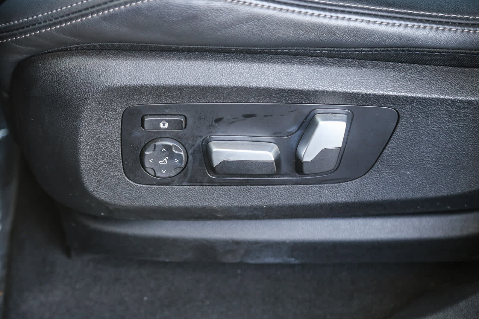 Certified 2023 BMW X6 xDrive40i w/ M Sport Package image 18