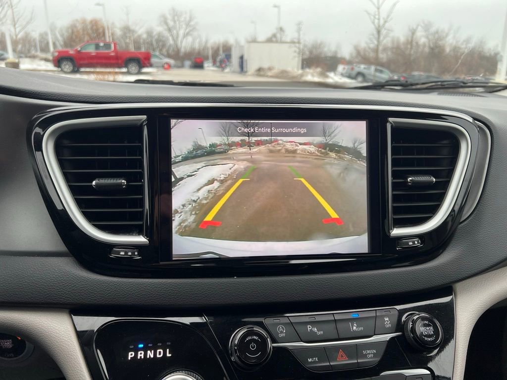 Used 2024 Chrysler Pacifica Touring-L image 28