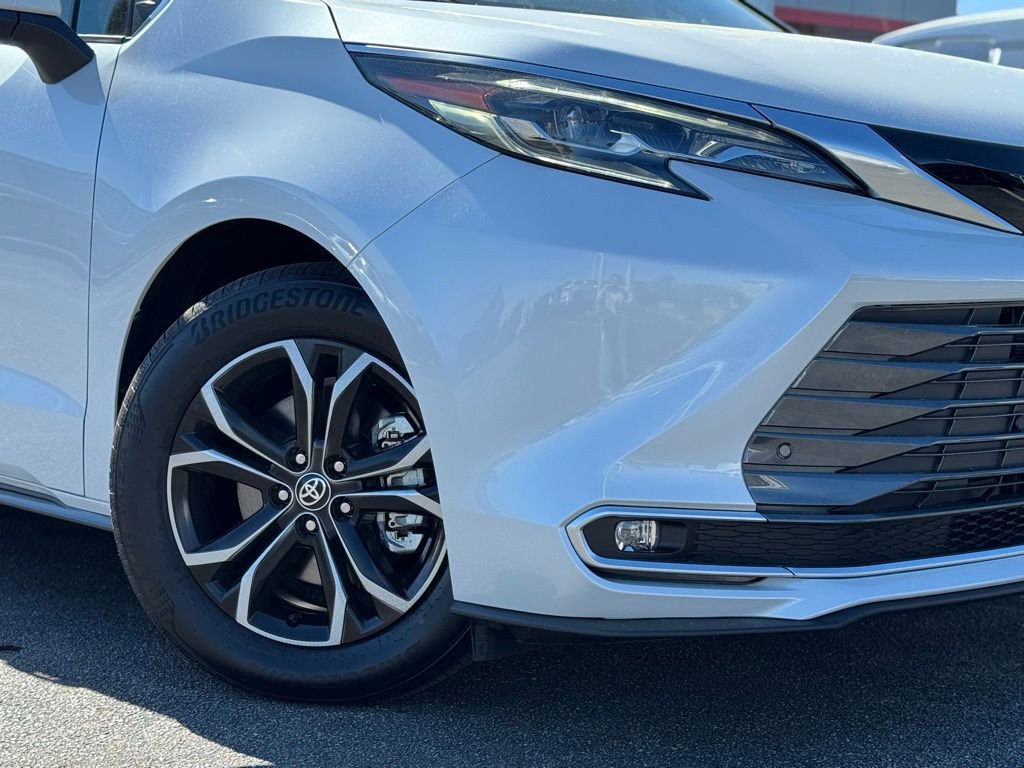 Used 2026 Toyota Sienna Platinum image 3