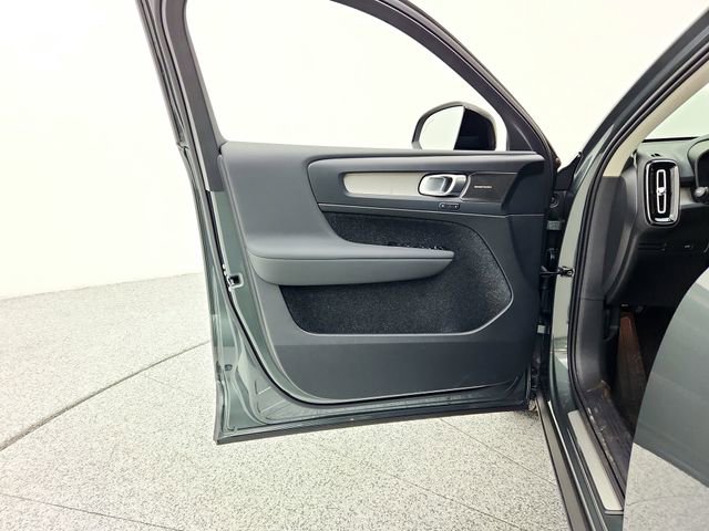 New 2026 Volvo XC40 B4 Plus w/ Climate Package image 27