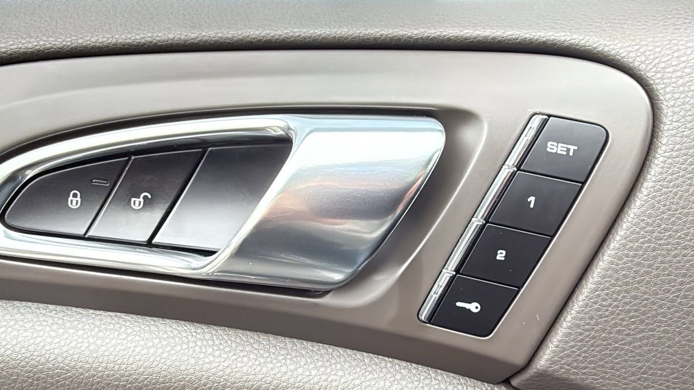 Used 2015 Porsche Cayenne S image 27