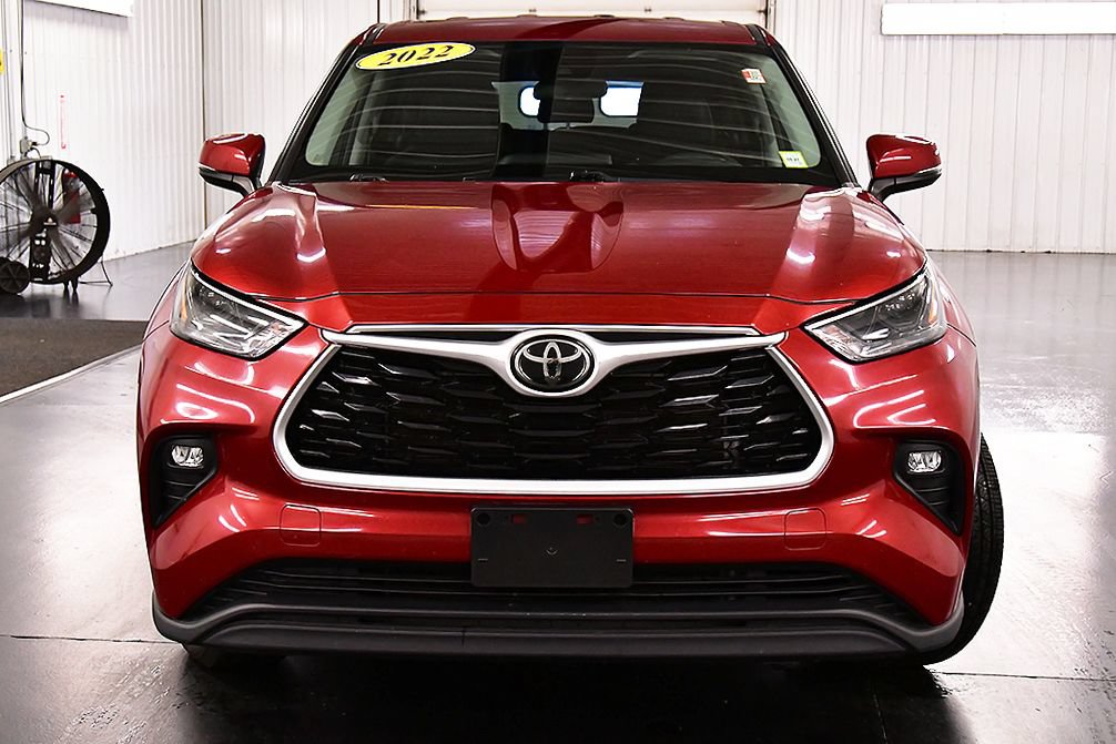 Used 2022 Toyota Highlander LE FWD image 2