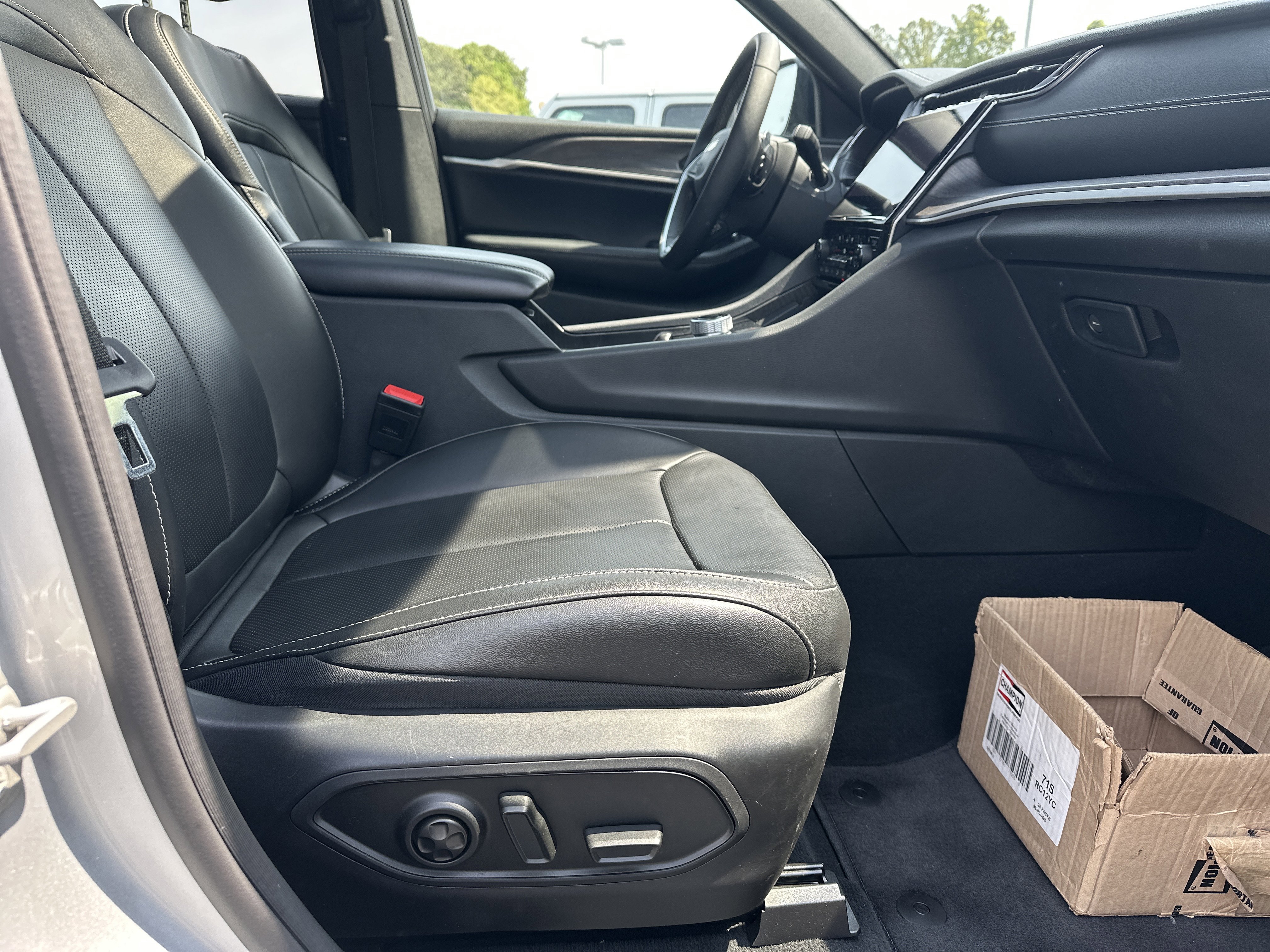 Used 2024 Jeep Grand Cherokee L Limited w/ Luxury Tech Group II image 16