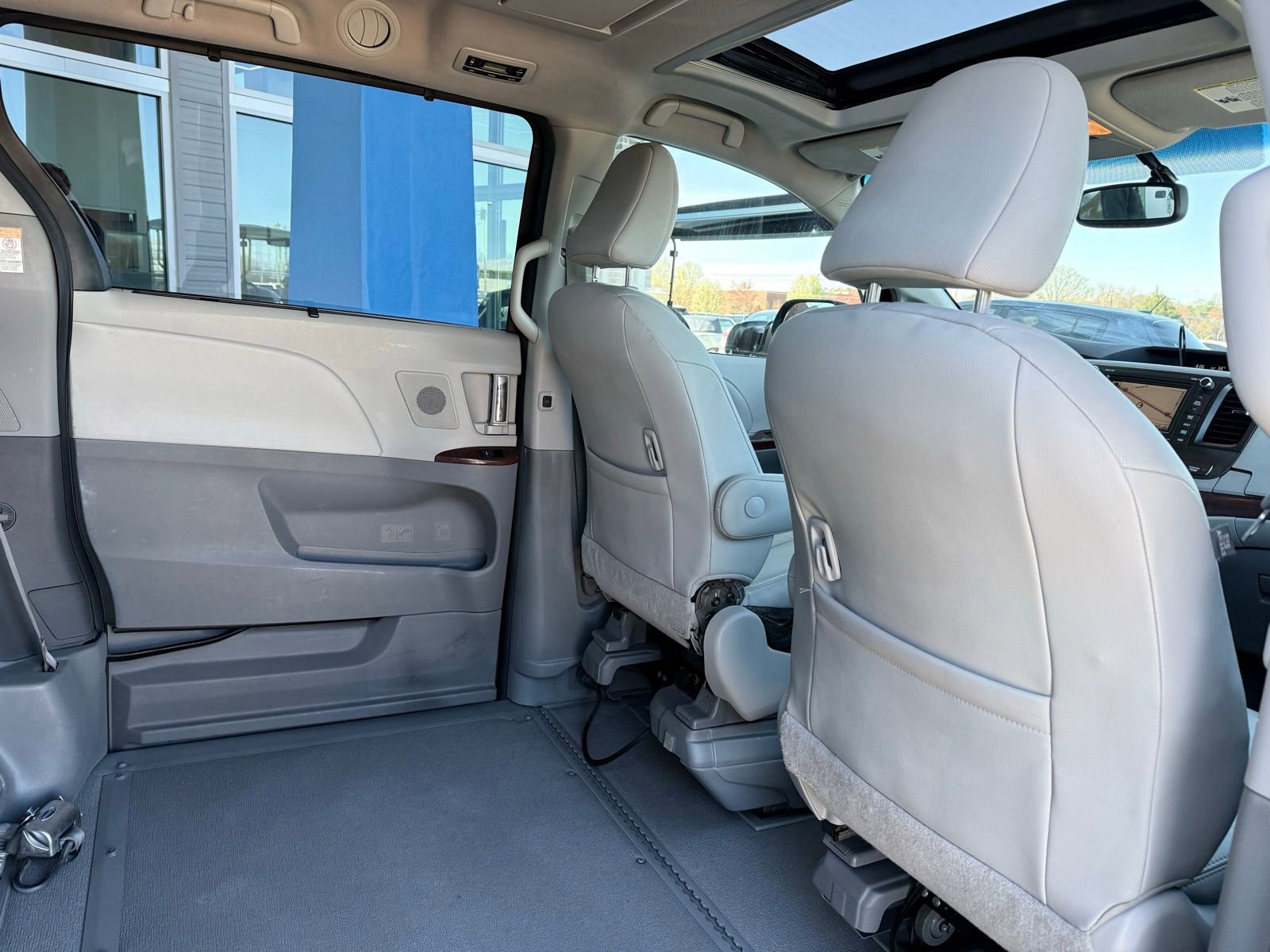 Used 2013 Toyota Sienna XLE w/ Premium Pkg image 31