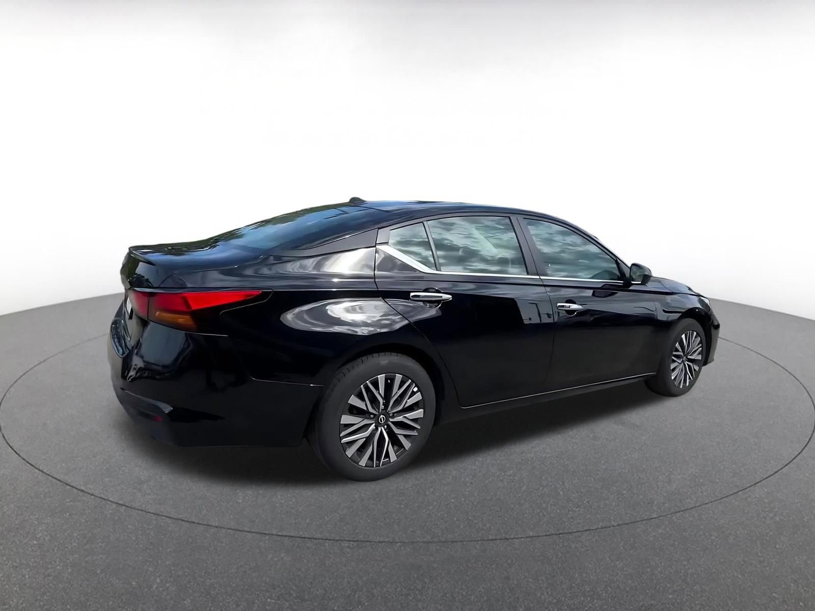 Used 2025 Nissan Altima 2.5 SV FWD image 15