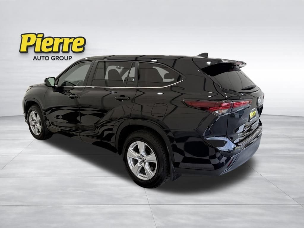 Used 2024 Toyota Highlander LE AWD/4WD image 2