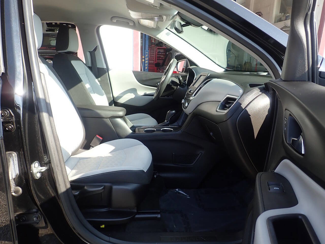 Used 2018 Chevrolet Equinox LS image 24