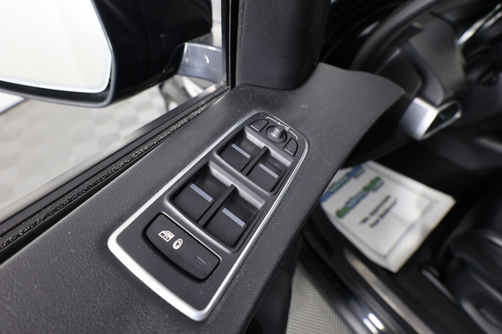 Used 2017 Jaguar F-PACE Premium image 33