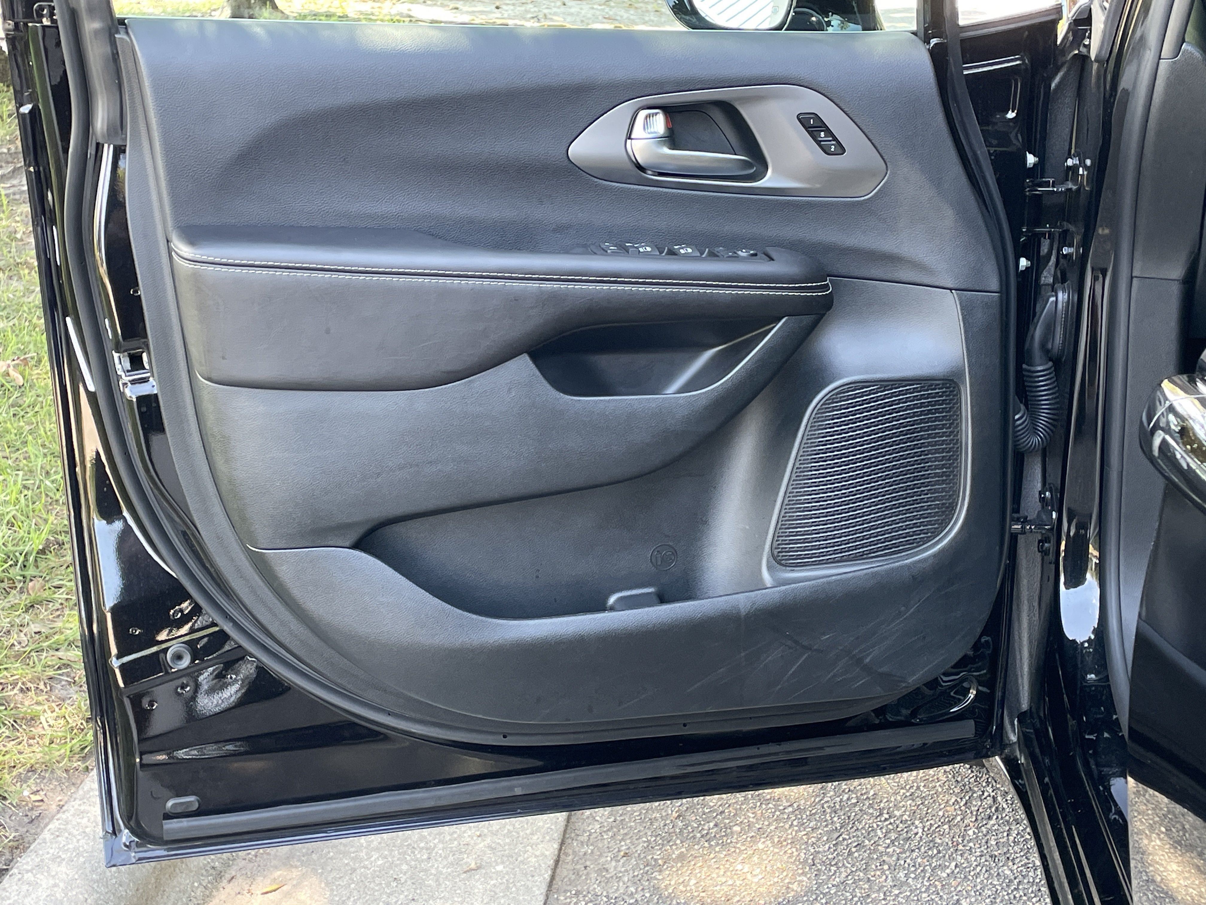Used 2026 Chrysler Pacifica Select FWD image 13