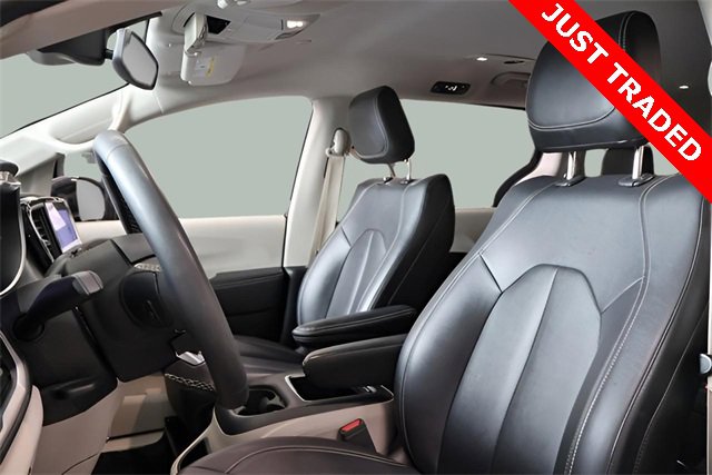 Used 2024 Chrysler Pacifica Touring-L image 15