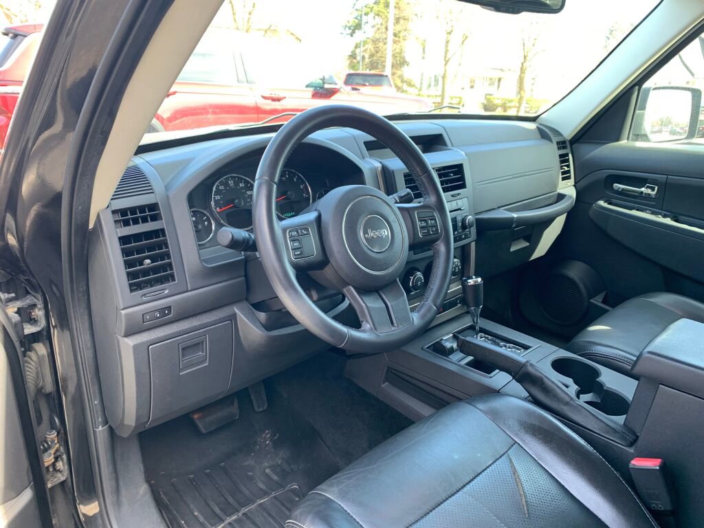 Used 2012 Jeep Liberty Sport image 11